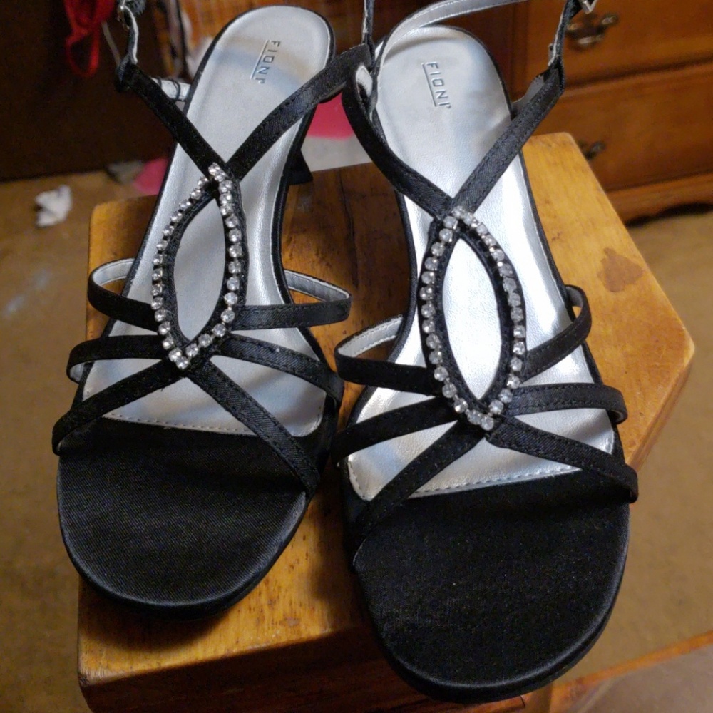 Sandles - Picture 2 of 3